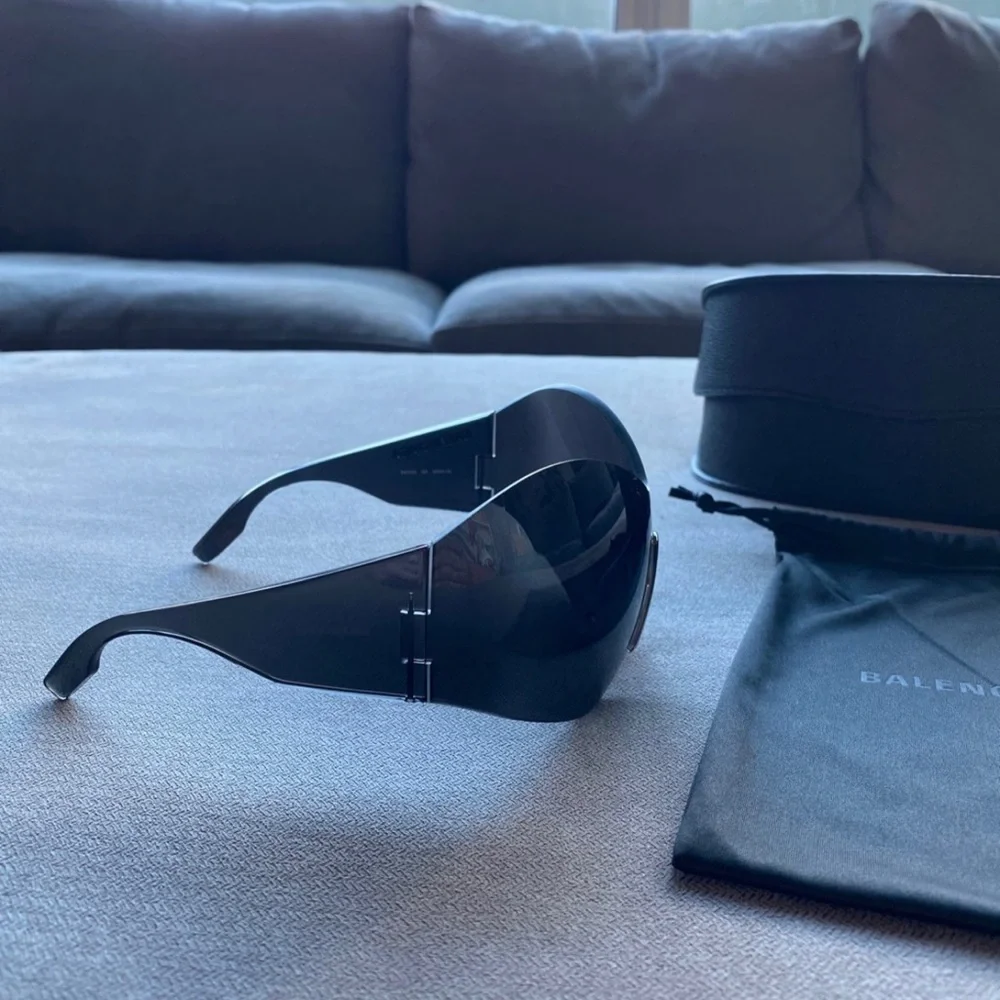 Balenciaga Mask Butterfly Sunglasses - Picture 4 of 14